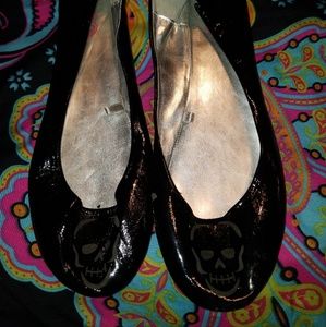 Black skull flats